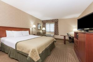 Guest room at the Baymont by Wyndham Indianapolis South in Indianapolis, Indiana
